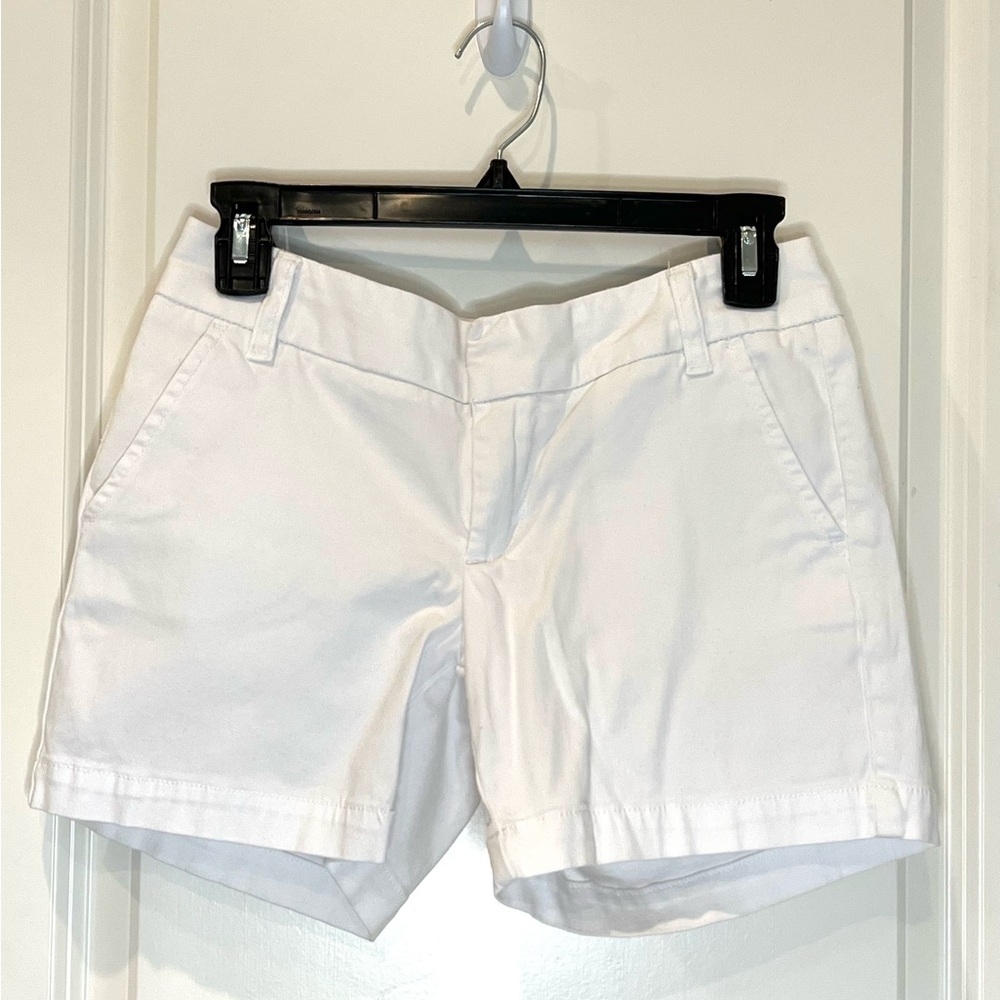 Caslon -Women’s White Short -Size 0- Inseam 4 3/4 inches-99% Cotton/1% Spandex
